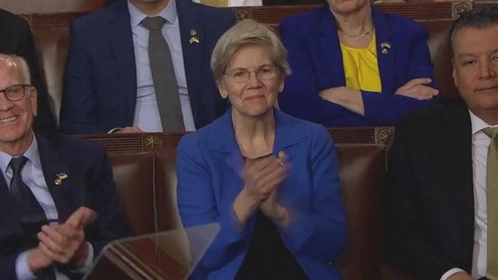 Elizabeth Warren sarcastically applauds Trump's Pocahontas insult