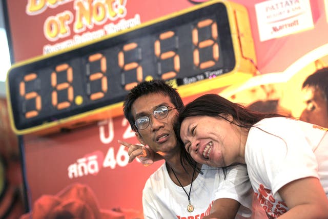 <p>File. Thai couple Ekkachai (L) and Laksana Tiranarat (R) pose with their new record after the winning a competition for the ‘World’s Longest Continous Kiss’ during Valentine’s Day in Pattaya on 14 February 2013</p>
