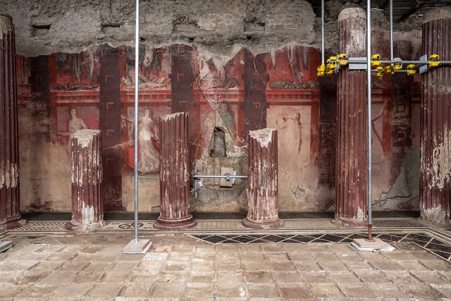 <p>The frescoes are almost life-size</p>